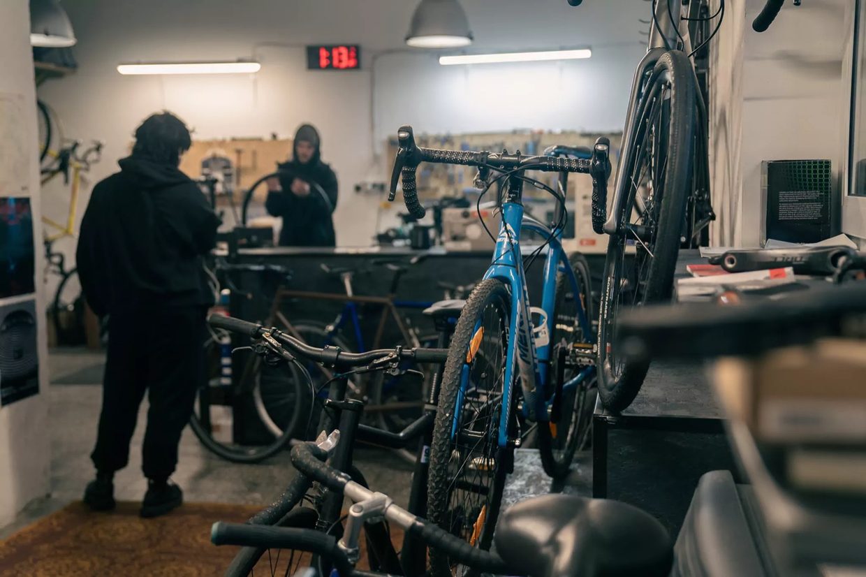 Struktura wynika z modelu biznesowego, nie z szablonu. Nawigacja odzwierciedla trzy filary firmy: serwis, custom bikes, społeczność.
