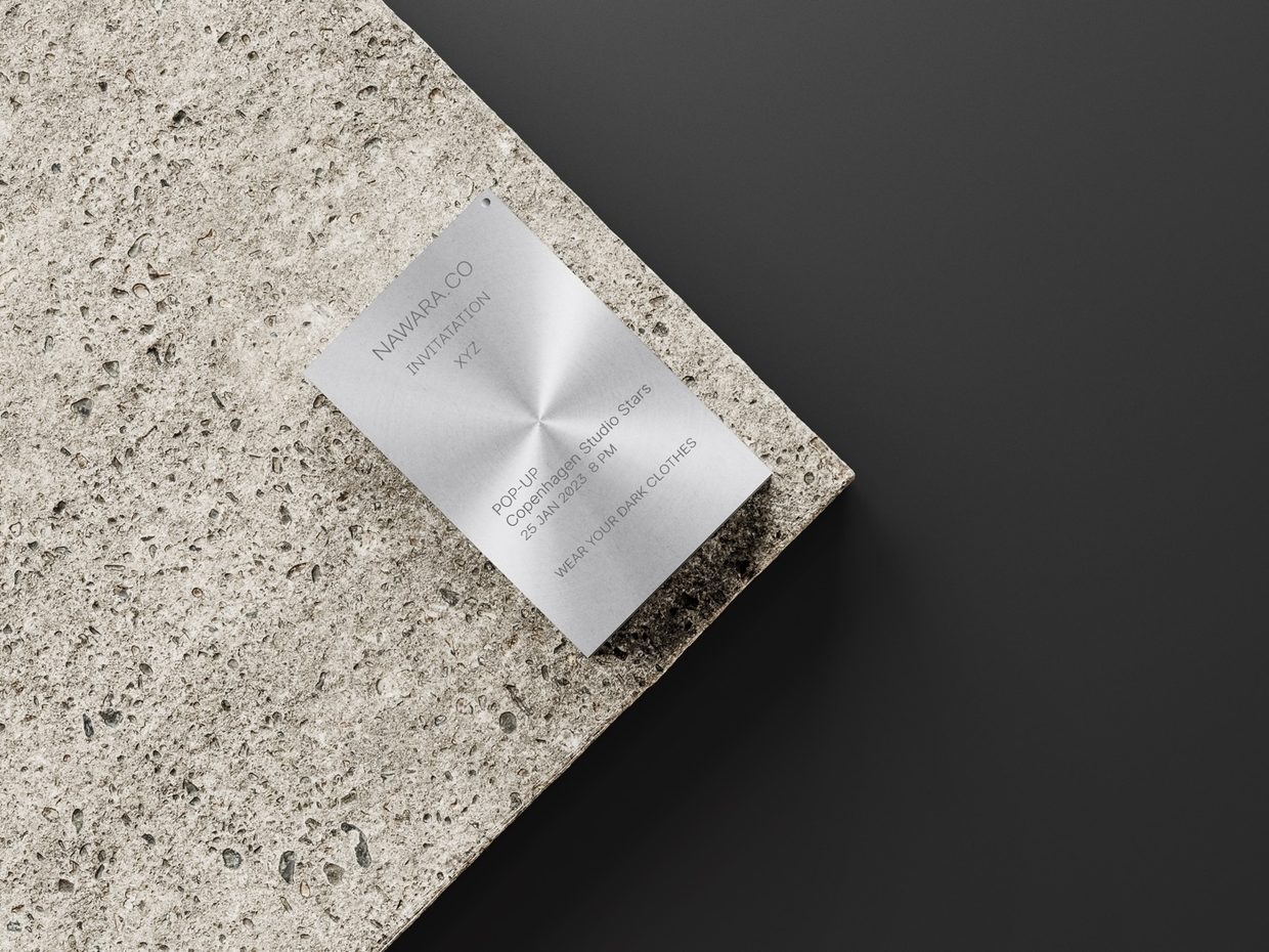Typografia usunięta w cień: lekki, wąski krój bezszeryfowy. Na materiale promocyjnym mody tekst ma nie konkurować z obrazem.
