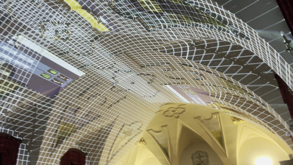 Siatka kalibracyjna na sklepieniu. Przed projekcją trzeba zmierzyć obiekt i dopasować geometrię, inaczej obraz spływa po krawędziach.