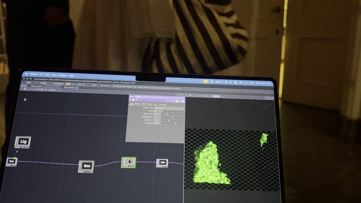 Pod spodem TouchDesigner: sceny budowane z węzłów, reagujące na pasma dźwięku w czasie rzeczywistym.